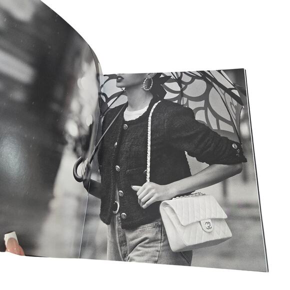 Chanel 2021 The Chanel Iconic Look Book - Picture 4 of 4